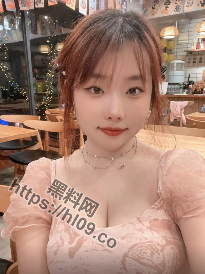 657X878
